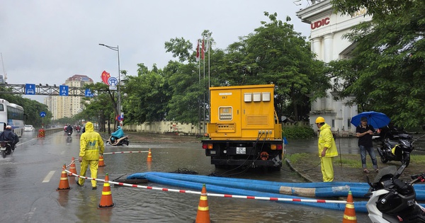 Hà Nội: Mưa lớn rạng sáng, một số tuyến phố úng ngập cục bộ