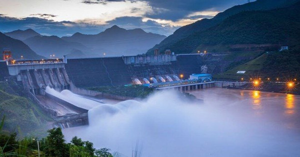 Hồ thủy điện Sơn La đóng cửa xả lũ cuối cùng Hồ thủy điện Sơn La đóng cửa xả lũ cuối cùng