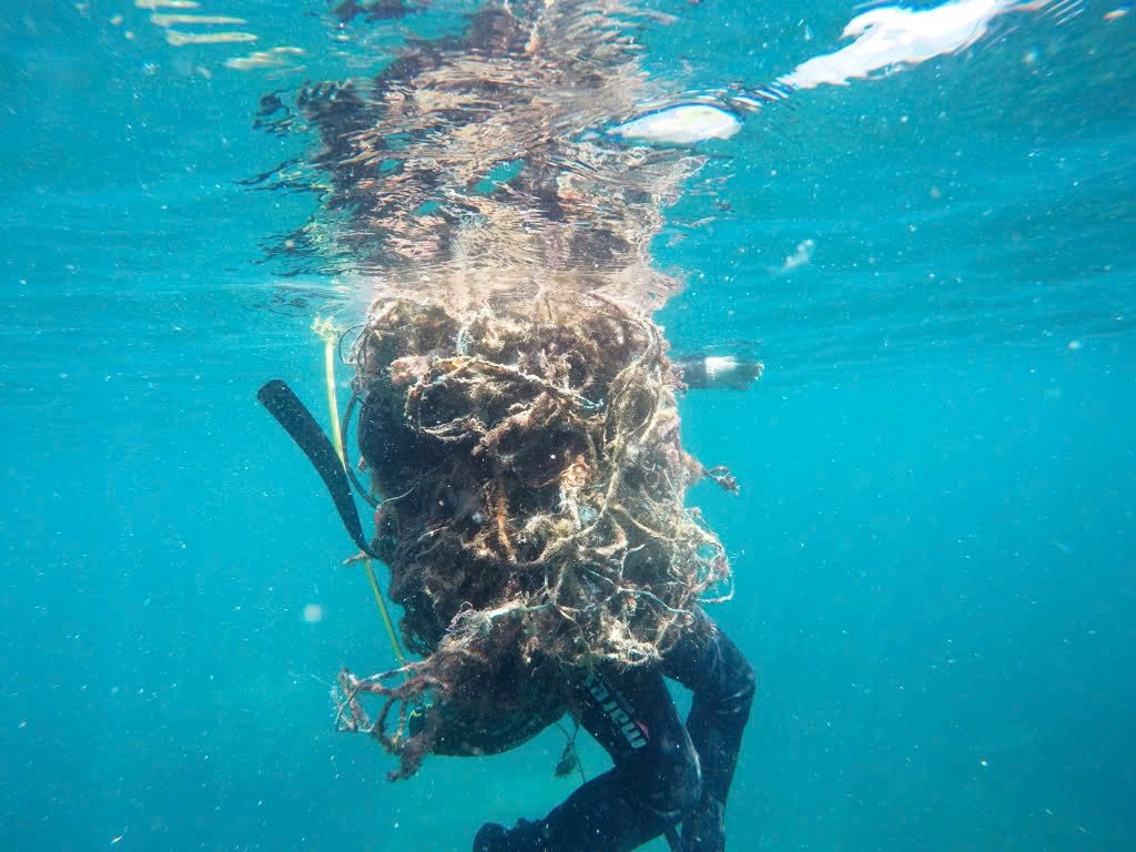 Lặn vớt hàng tấn rác thải đại dương dưới đáy biển Côn Đảo
