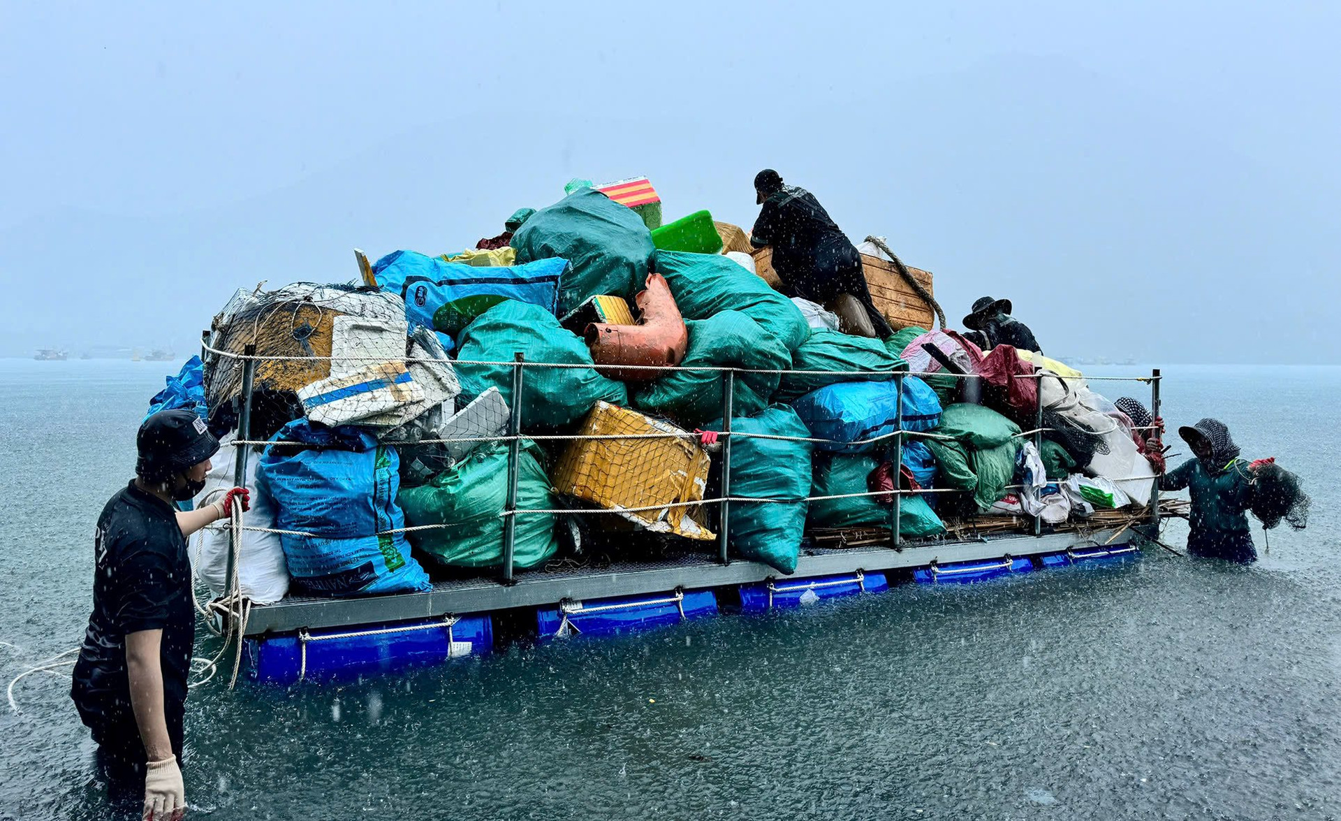 Lặn vớt hàng tấn rác thải đại dương dưới đáy biển Côn Đảo