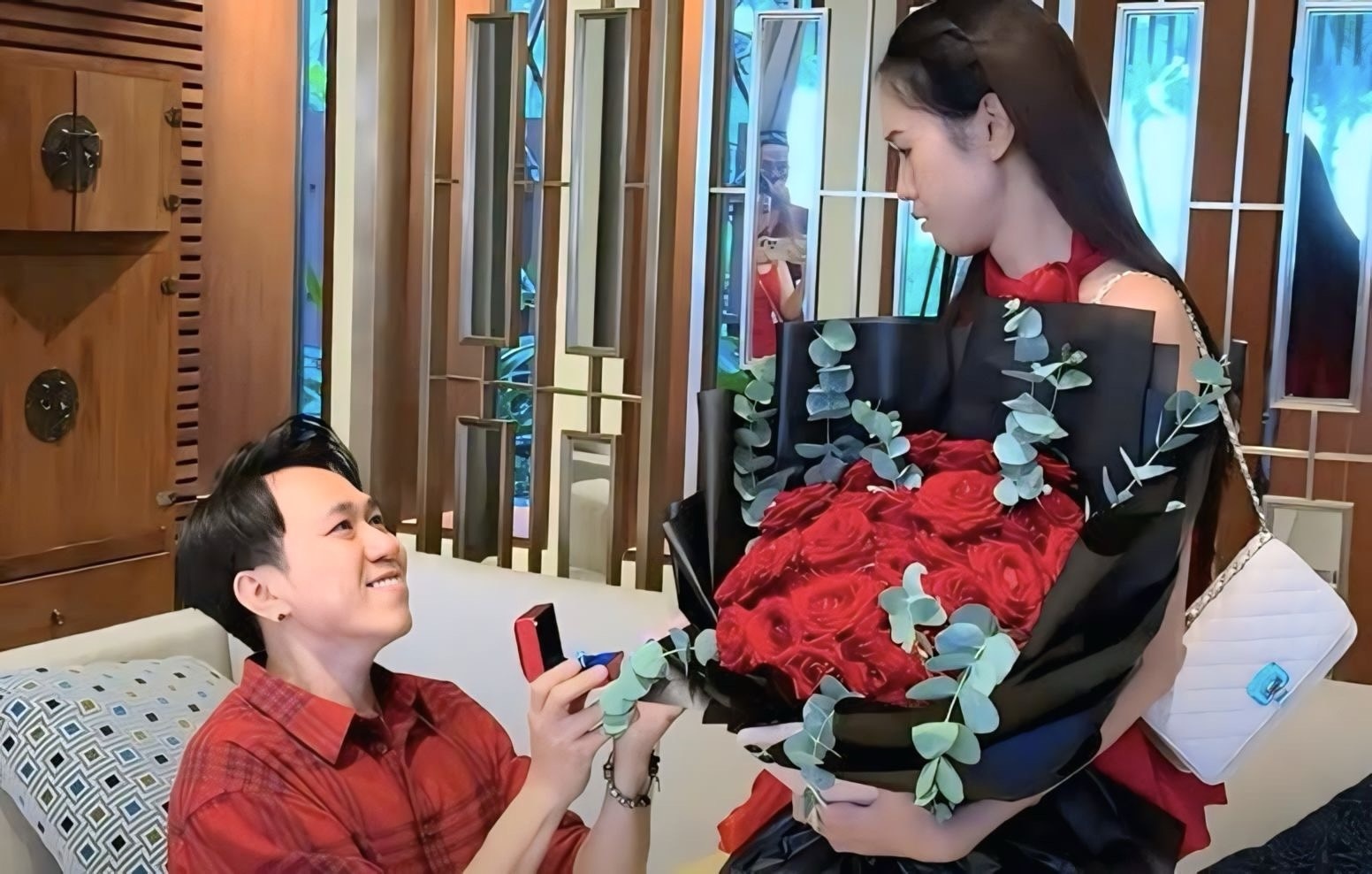 Trấn Thành hỗ trợ Anh Đức cầu hôn bạn gái ở Phú Quốc