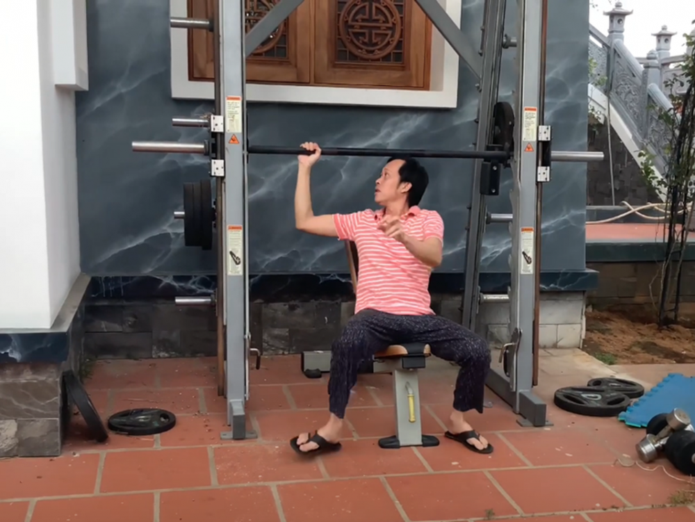 Cuộc sống của Hoài Linh trong nhà thờ Tổ nghiệp trăm tỷ Cuộc sống của Hoài Linh trong nhà thờ Tổ nghiệp trăm tỷ