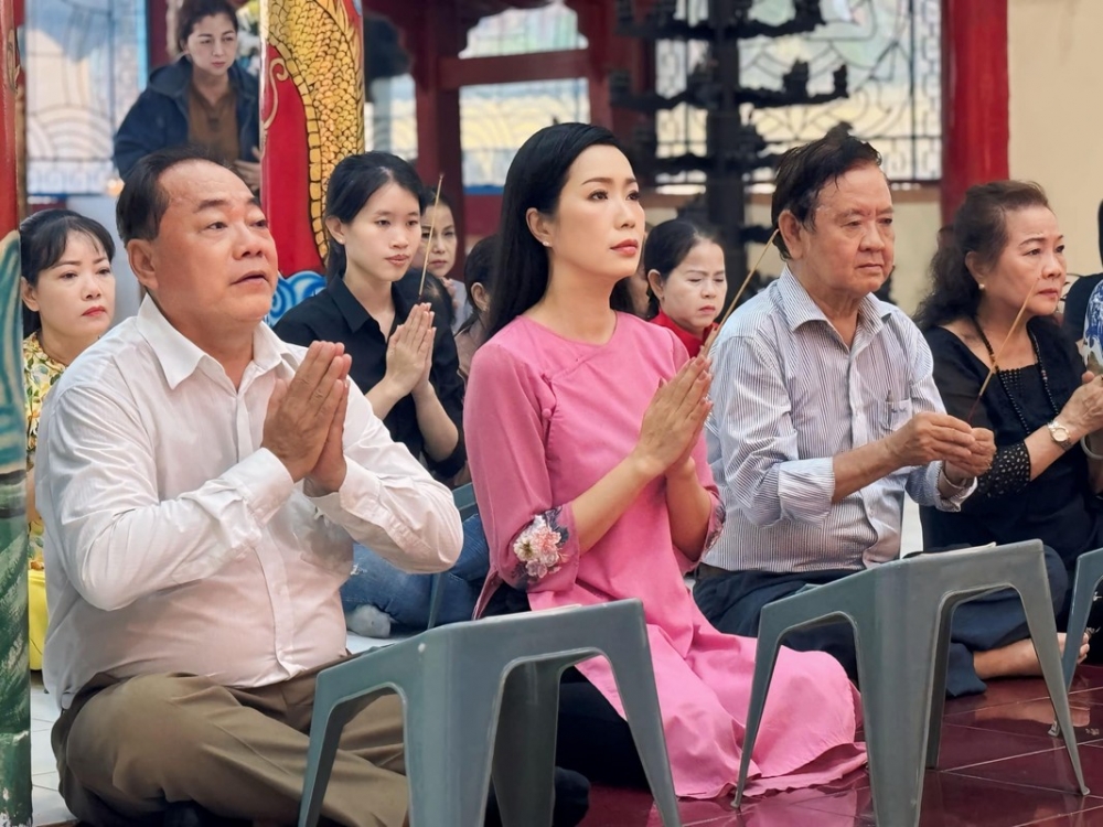 Mai Ngọc khoe dáng gợi cảm, Nhã Phương tung ảnh đẹp khác lạ