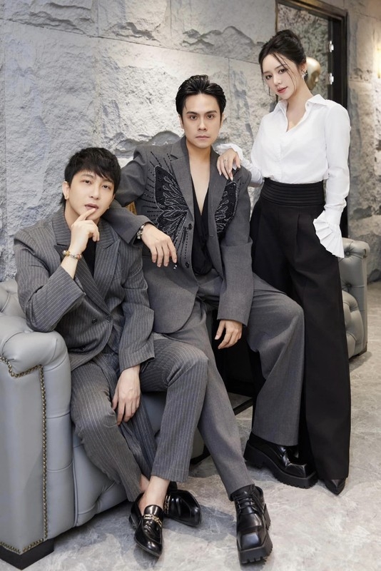 Mai Ngọc khoe dáng gợi cảm, Nhã Phương tung ảnh đẹp khác lạ