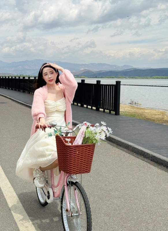 Mai Ngọc khoe dáng gợi cảm, Nhã Phương tung ảnh đẹp khác lạ