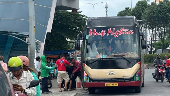 Xe “dù” vẫn hoạt động phức tạp tại TP.HCM