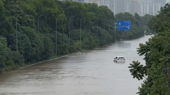 Vì sao nhiều tuyến phố Hà Nội ngập sâu khi mưa lớn?