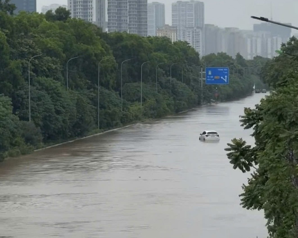 Vì sao nhiều tuyến phố Hà Nội ngập sâu khi mưa lớn? Vì sao nhiều tuyến phố Hà Nội ngập sâu khi mưa lớn?