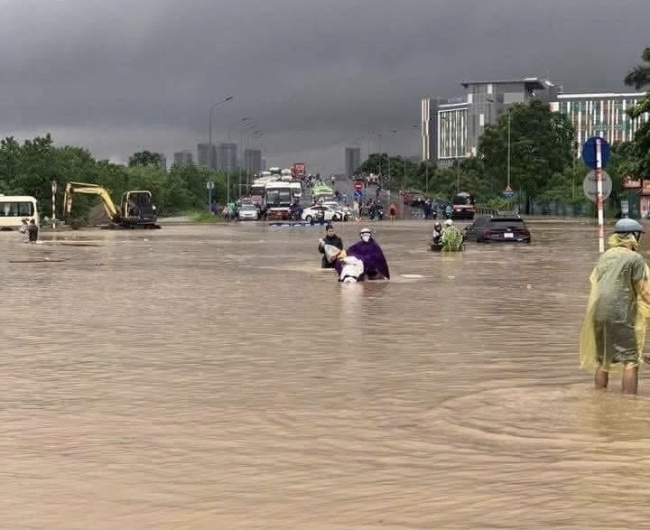 Vì sao nhiều tuyến phố Hà Nội ngập sâu khi mưa lớn? Vì sao nhiều tuyến phố Hà Nội ngập sâu khi mưa lớn?