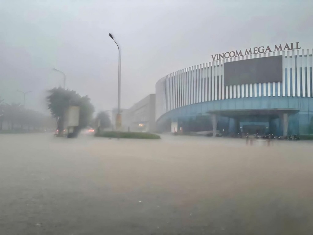 Vì sao nhiều tuyến phố Hà Nội ngập sâu khi mưa lớn? Vì sao nhiều tuyến phố Hà Nội ngập sâu khi mưa lớn?