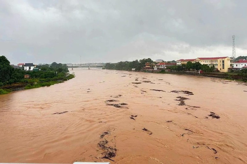 Lũ trên các sông dâng cao, bảo vệ an toàn các trọng điểm đê điều xung yếu
