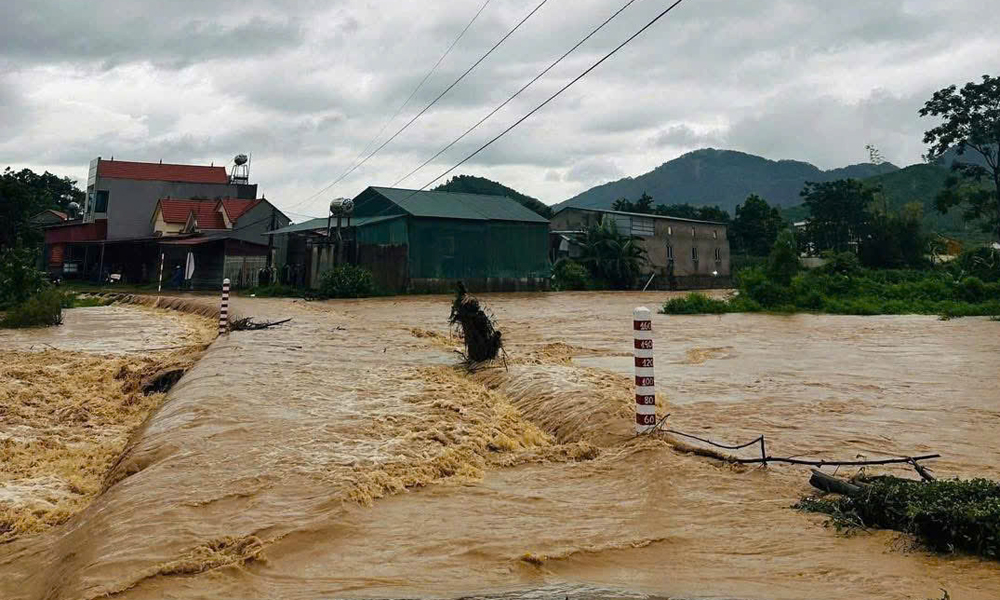 Lũ trên các sông dâng cao, bảo vệ an toàn các trọng điểm đê điều xung yếu