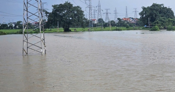 Mưa lũ gây ngập úng, cô lập một số khu vực ngoại thành
