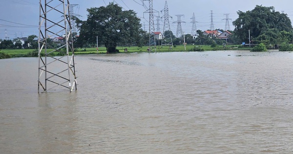 Mưa lũ gây ngập úng, cô lập một số khu vực ngoại thành