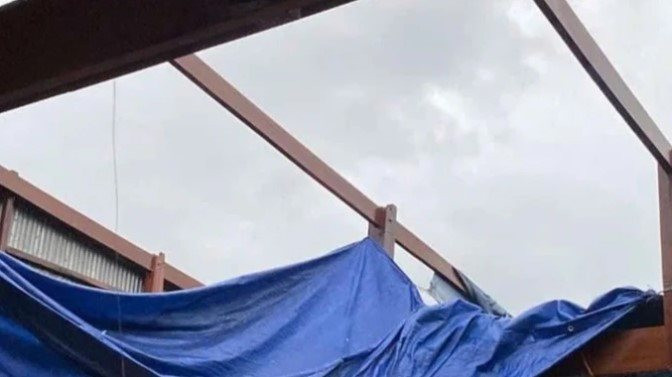 Mưa lớn kèm lốc xoáy đã làm sập và tốc mái hàng chục căn nhà ở Đồng bằng sông Cửu Long Mưa lớn kèm lốc xoáy đã làm sập và tốc mái hàng chục căn nhà ở Đồng bằng sông Cửu Long