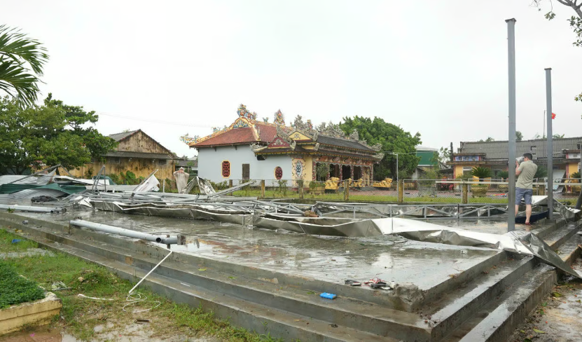 Ảnh hưởng bão số 10: Huế xuất hiện lốc xoáy, hàng chục nhà dân bị tốc mái