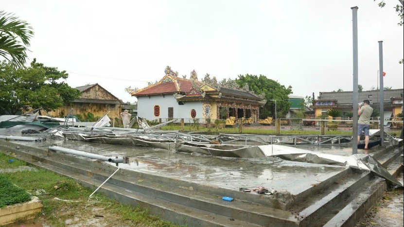 Ảnh hưởng bão số 10: Huế xuất hiện lốc xoáy, hàng chục nhà dân bị tốc mái