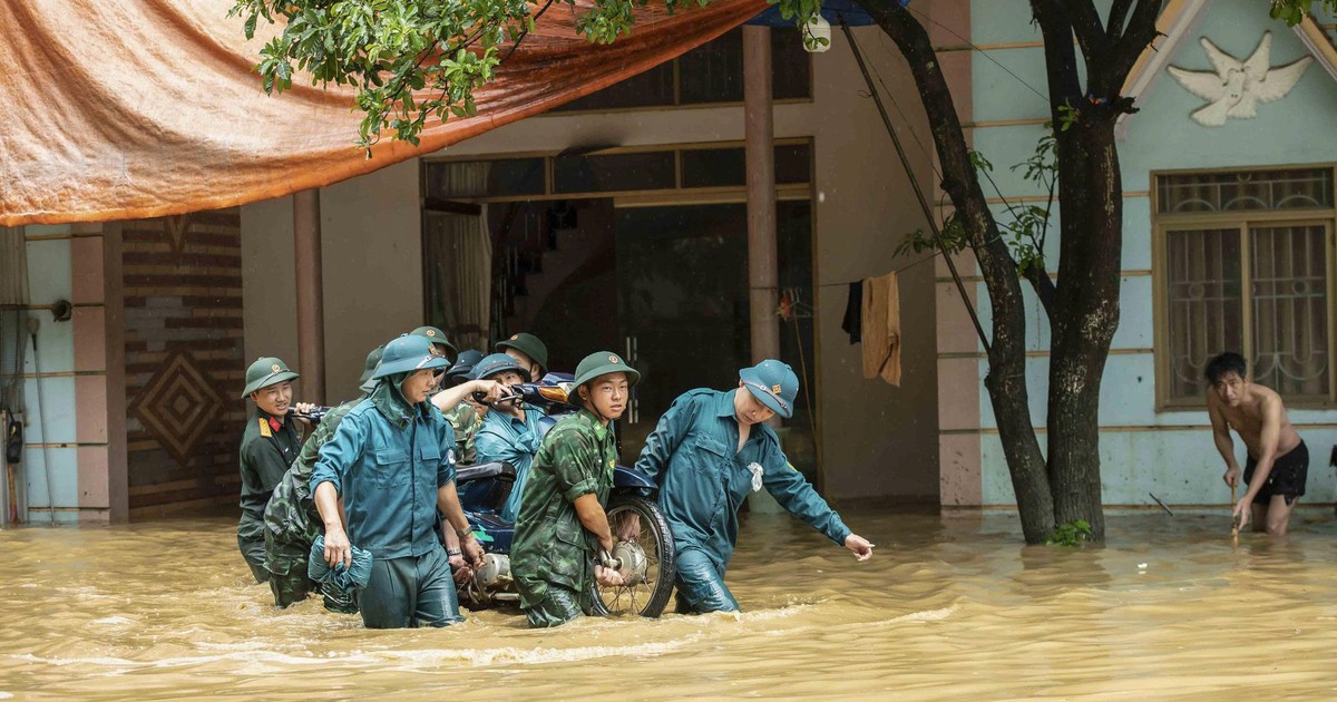 Nước lũ đang rút dần trên các sông