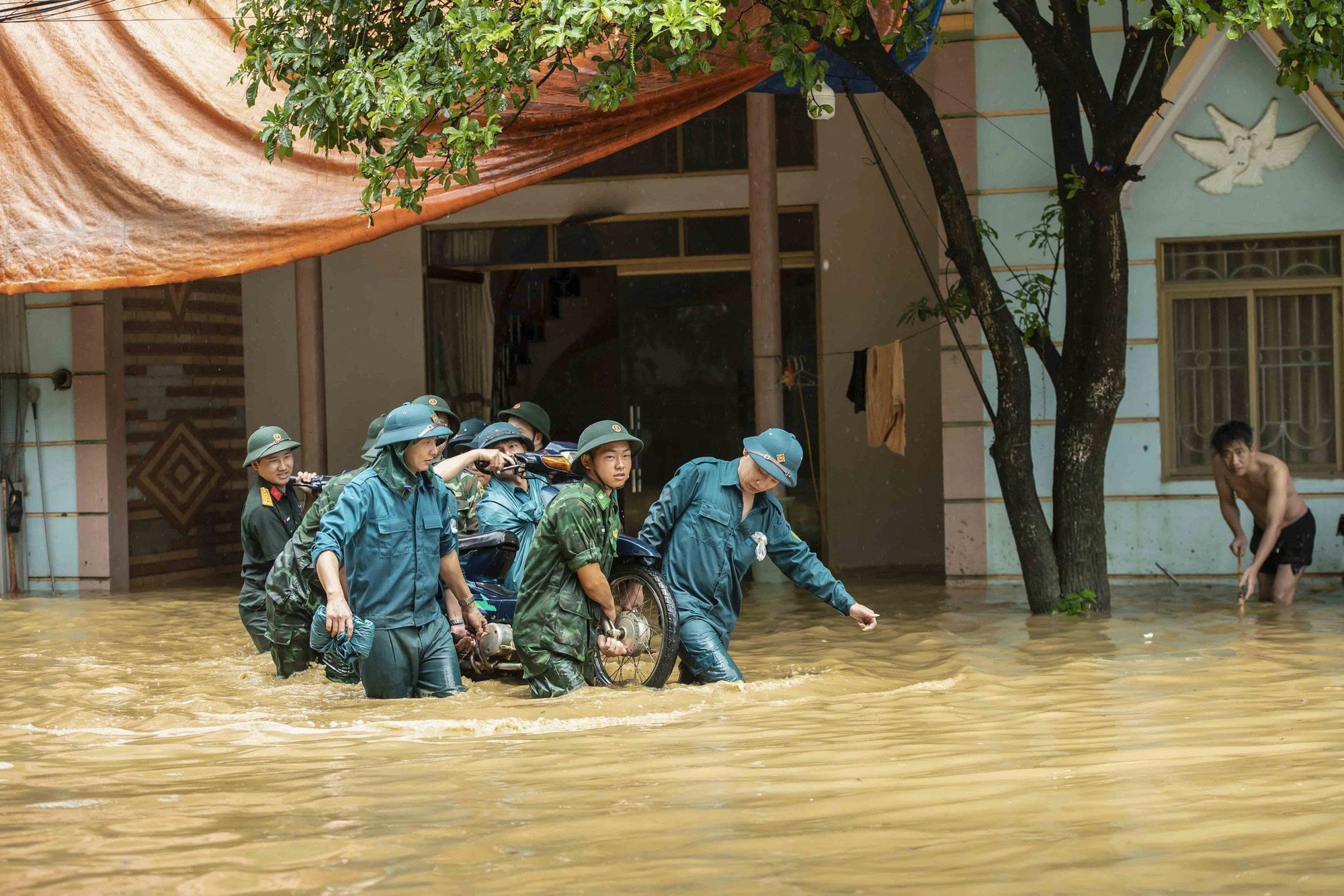 Nước lũ đang rút dần trên các sông- Ảnh 1.