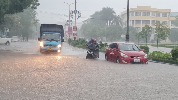Nhiều tuyến đường tại thành phố Đồng Hới ngập sâu do mưa lớn
