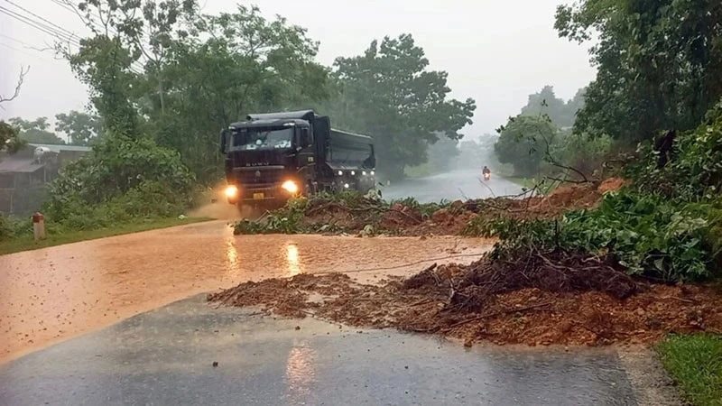 Quảng Ngãi: Mưa lớn kéo dài, cảnh báo nguy cơ sạt lở, lũ quét