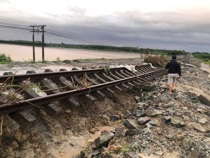 Đường sắt Bắc-Nam bị chia cắt do bão số 6 Đường sắt Bắc-Nam bị chia cắt do bão số 6