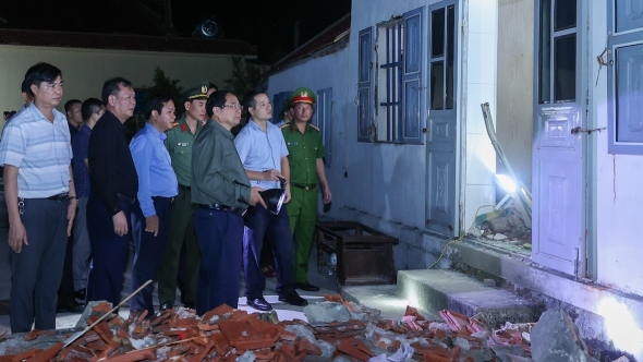 Thủ tướng viếng những người thiệt mạng, thăm hỏi người dân bị thiệt hại do lốc xoáy tại Ninh Bình