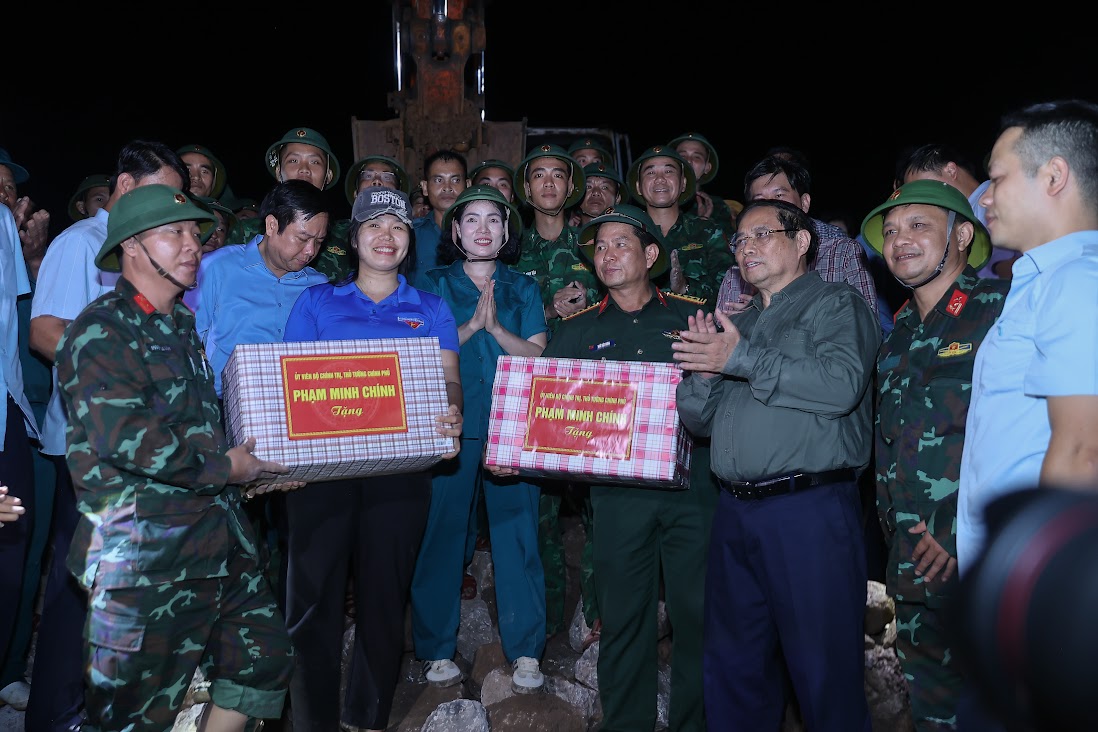 Thủ tướng viếng những người thiệt mạng, thăm hỏi người dân bị thiệt hại do lốc xoáy tại Ninh Bình