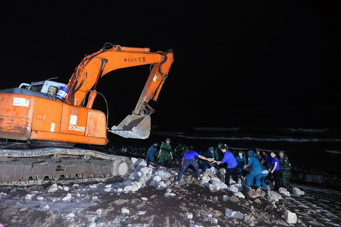 Thủ tướng viếng những người thiệt mạng, thăm hỏi người dân bị thiệt hại do lốc xoáy tại Ninh Bình