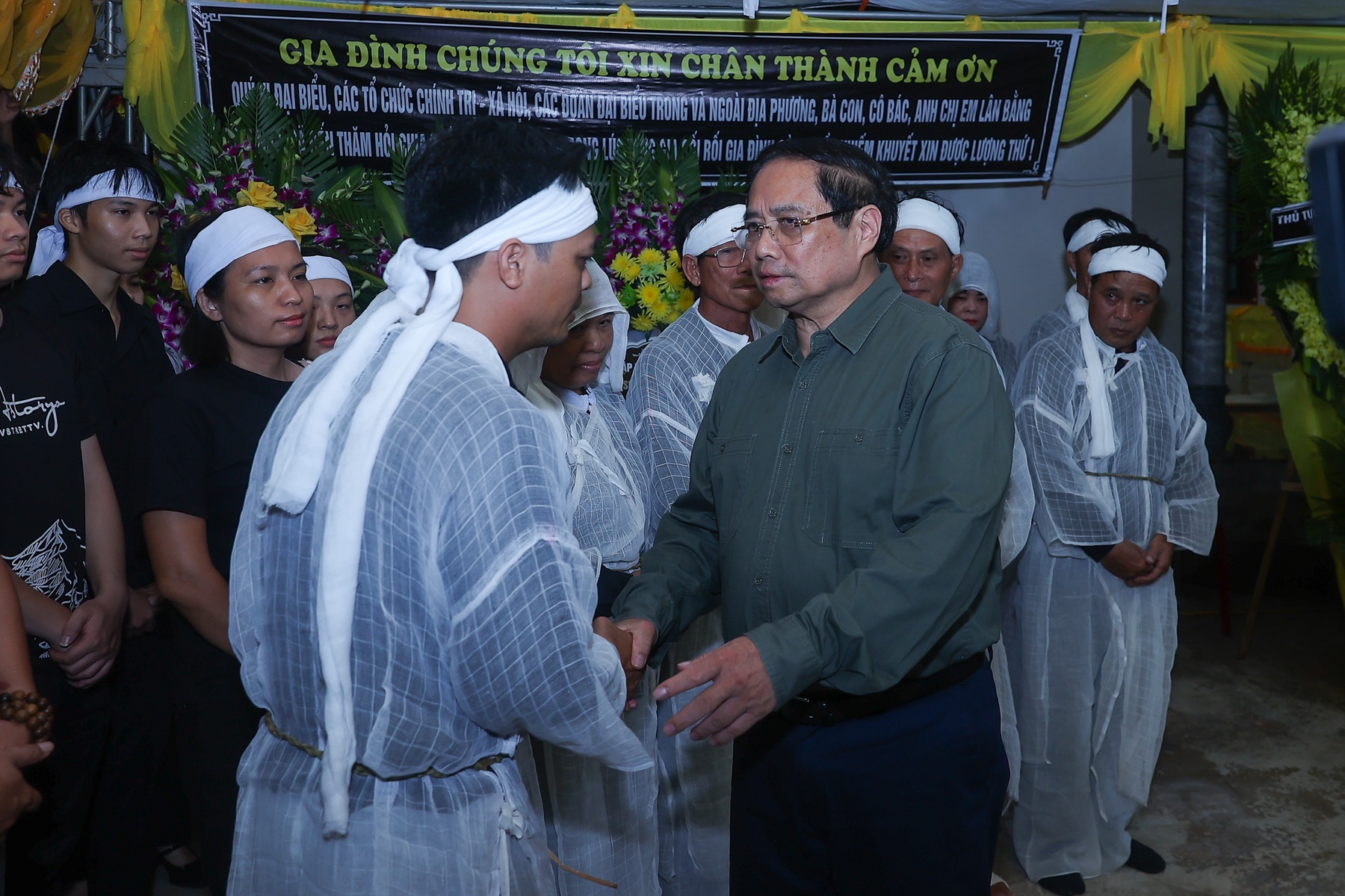 Thủ tướng viếng những người thiệt mạng, thăm hỏi người dân bị thiệt hại do lốc xoáy tại Ninh Bình