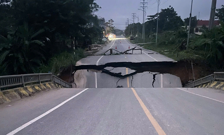 Tuyên Quang: Sập gãy đường dẫn lên cầu Tát Luông Tuyên Quang: Sập gãy đường dẫn lên cầu Tát Luông