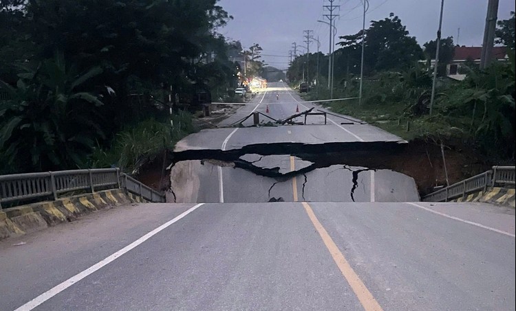 Tuyên Quang: Sập gãy đường dẫn lên cầu Tát Luông