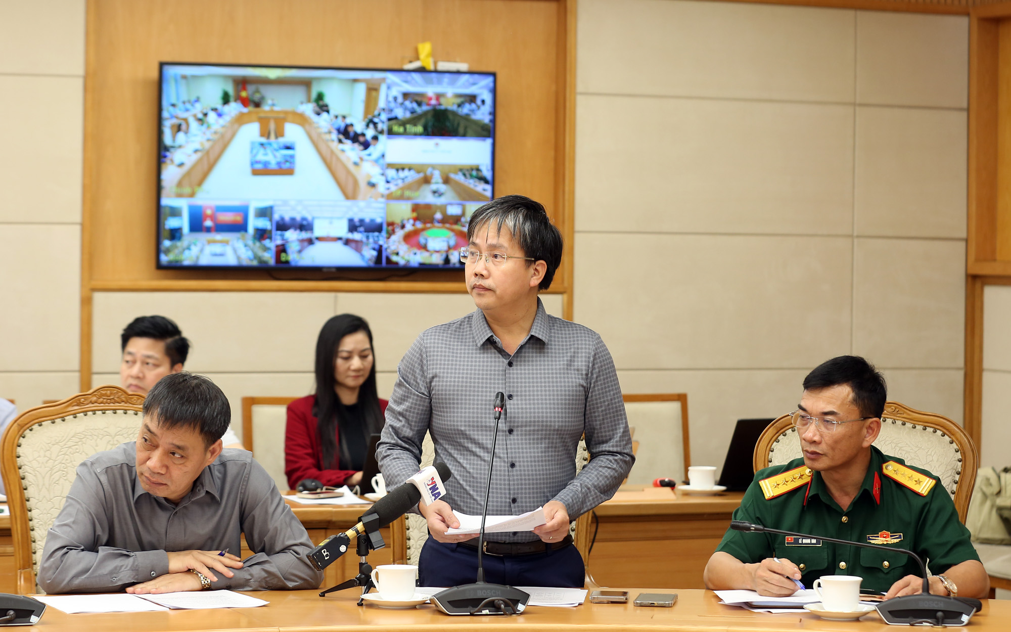 Phó Thủ tướng Trần Hồng Hà chủ trì cuộc họp ứng phó  bão số 12 và mưa lũ, ngập lụt