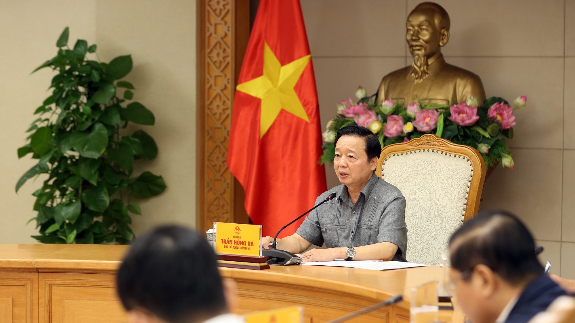 Phó Thủ tướng Trần Hồng Hà chủ trì cuộc họp ứng phó  bão số 12 và mưa lũ, ngập lụt