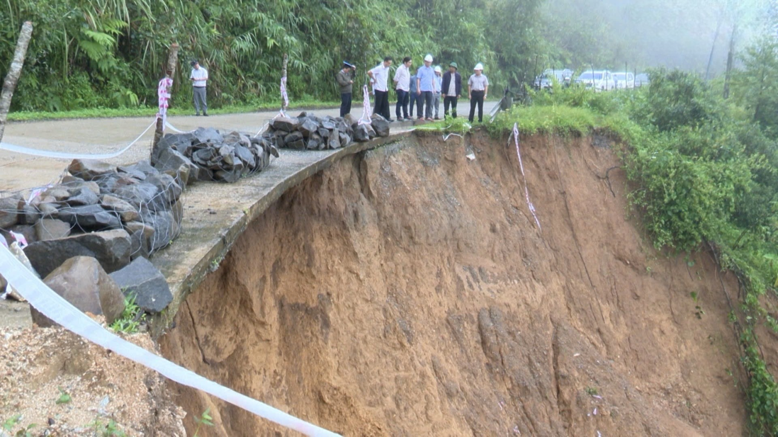 Quảng Ngãi yêu cầu khẩn trương khắc phục sạt lở, đảm bảo giao thông mùa mưa bão Quảng Ngãi yêu cầu khẩn trương khắc phục sạt lở, đảm bảo giao thông mùa mưa bão