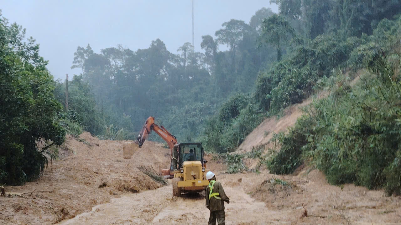 Quảng Ngãi yêu cầu khẩn trương khắc phục sạt lở, đảm bảo giao thông mùa mưa bão Quảng Ngãi yêu cầu khẩn trương khắc phục sạt lở, đảm bảo giao thông mùa mưa bão