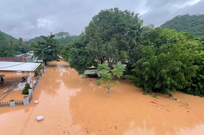 Khôi phục sản xuất nông nghiệp và khắc phục ngay các tuyến giao thông sau mưa lũ Khôi phục sản xuất nông nghiệp và khắc phục ngay các tuyến giao thông sau mưa lũ