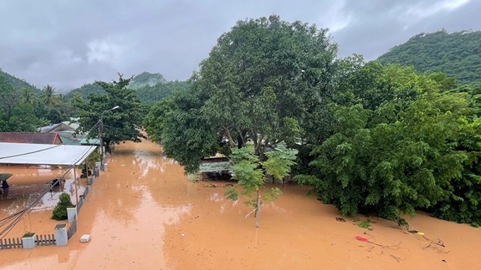 Khôi phục sản xuất nông nghiệp và khắc phục ngay các tuyến giao thông sau mưa lũ