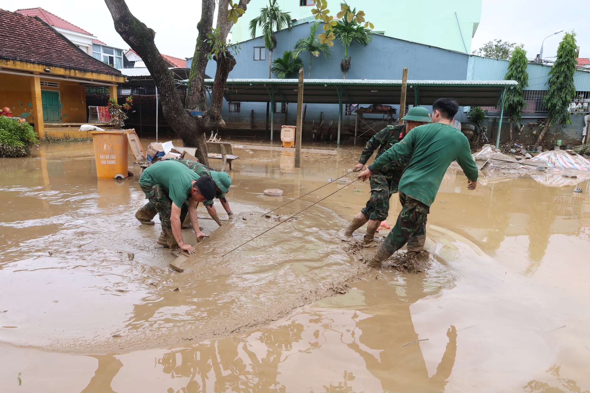Thông báo Kết luận của Bộ Chính trị về khắc phục hậu quả bão số 12 và mưa, lũ