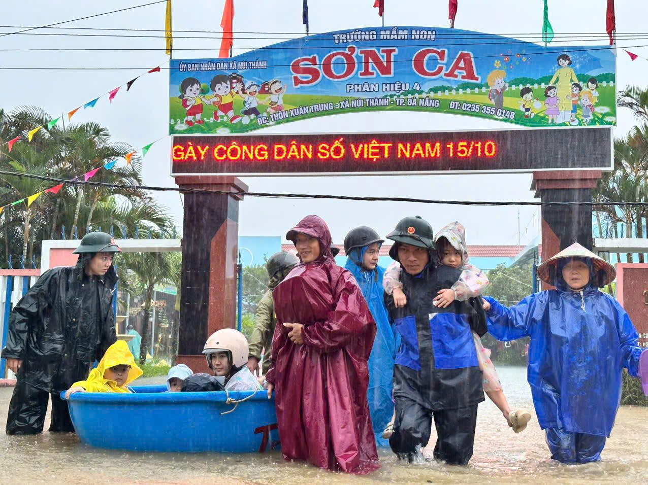 Đà Nẵng triển khai lực lượng, xe thiết giáp ứng phó mưa lớn kéo dài Đà Nẵng triển khai lực lượng, xe thiết giáp ứng phó mưa lớn kéo dài