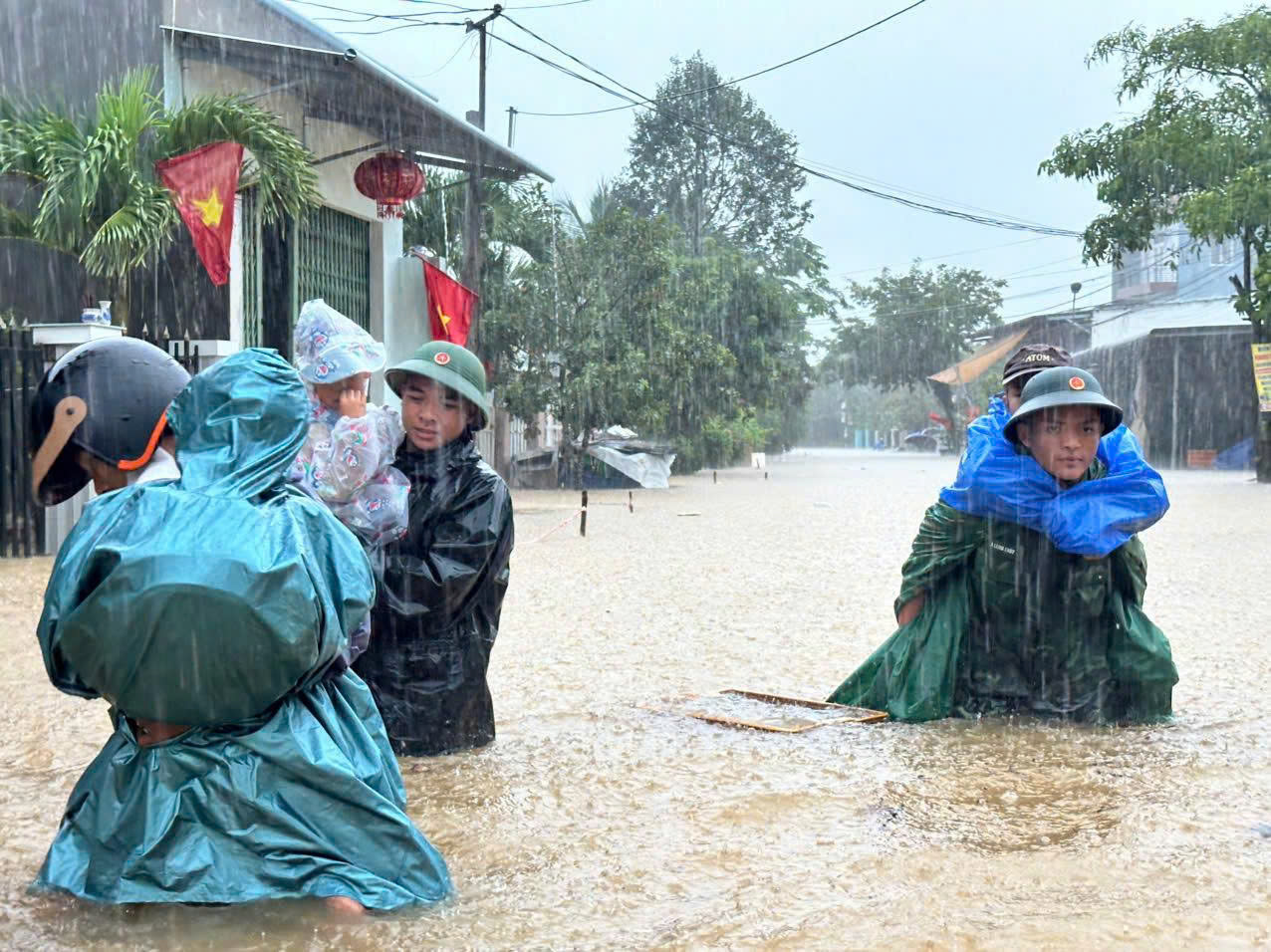 Đà Nẵng triển khai lực lượng, xe thiết giáp ứng phó mưa lớn kéo dài Đà Nẵng triển khai lực lượng, xe thiết giáp ứng phó mưa lớn kéo dài