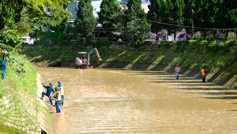 Chủ động khơi thông dòng chảy, hạn chế tình trạng ngập úng cục bộ Chủ động khơi thông dòng chảy, hạn chế tình trạng ngập úng cục bộ