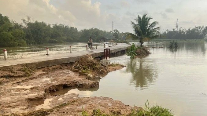 Mưa lũ gây sạt lở, chia cắt nhiều tuyến đường khu vực miền Trung