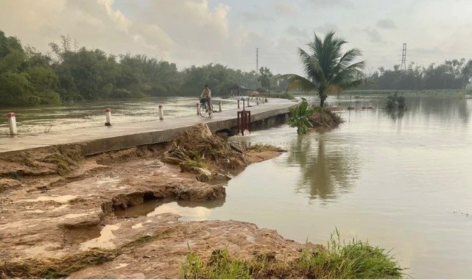 Mưa lũ gây sạt lở, chia cắt nhiều tuyến đường khu vực miền Trung