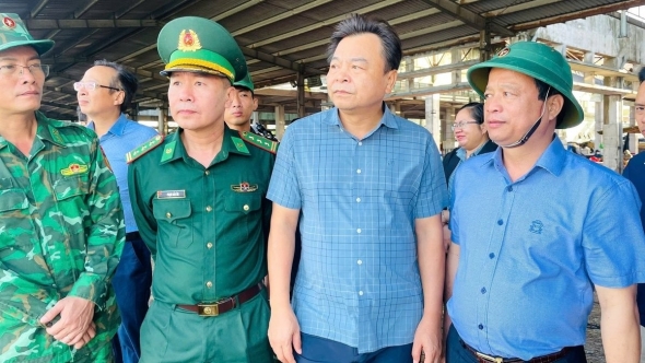 CẬP NHẬT: Bão số 13 giật cấp 17 tiến gần đất liền, việc sơ tán dân đang được triển khai khẩn trương