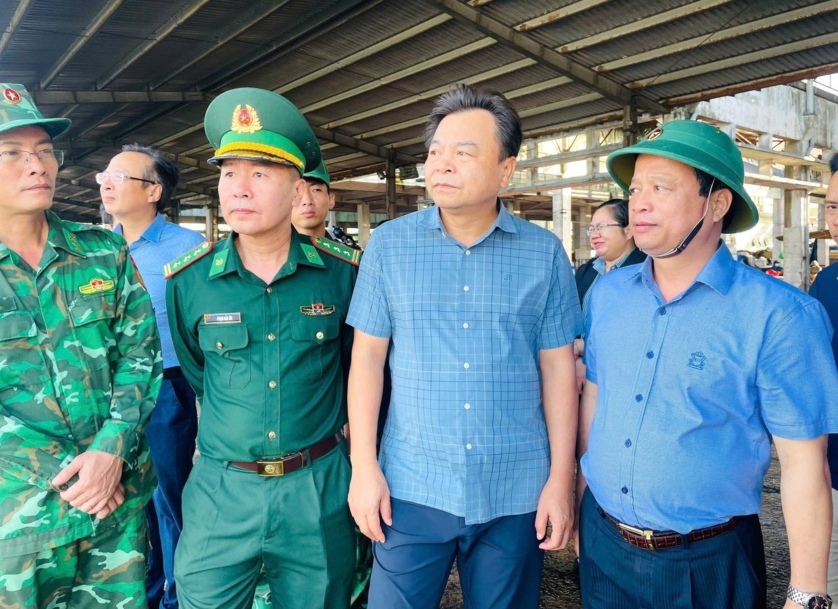 CẬP NHẬT: Bão số 13 giật cấp 17 tiến gần đất liền, việc sơ tán dân đang được triển khai khẩn trương