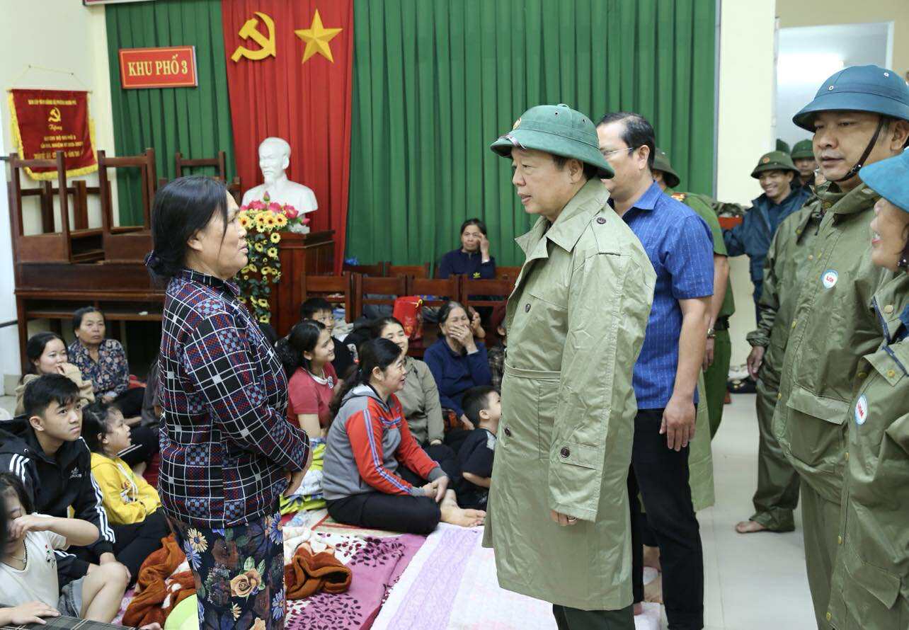 Phó Thủ tướng Trần Hồng Hà kiểm tra, rà soát công tác ứng phó ngay trước khi bão số 13 đổ bộ