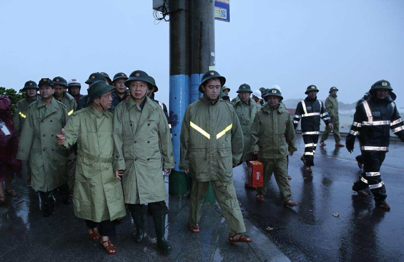 Phó Thủ tướng Trần Hồng Hà kiểm tra, rà soát công tác ứng phó ngay trước khi bão số 13 đổ bộ