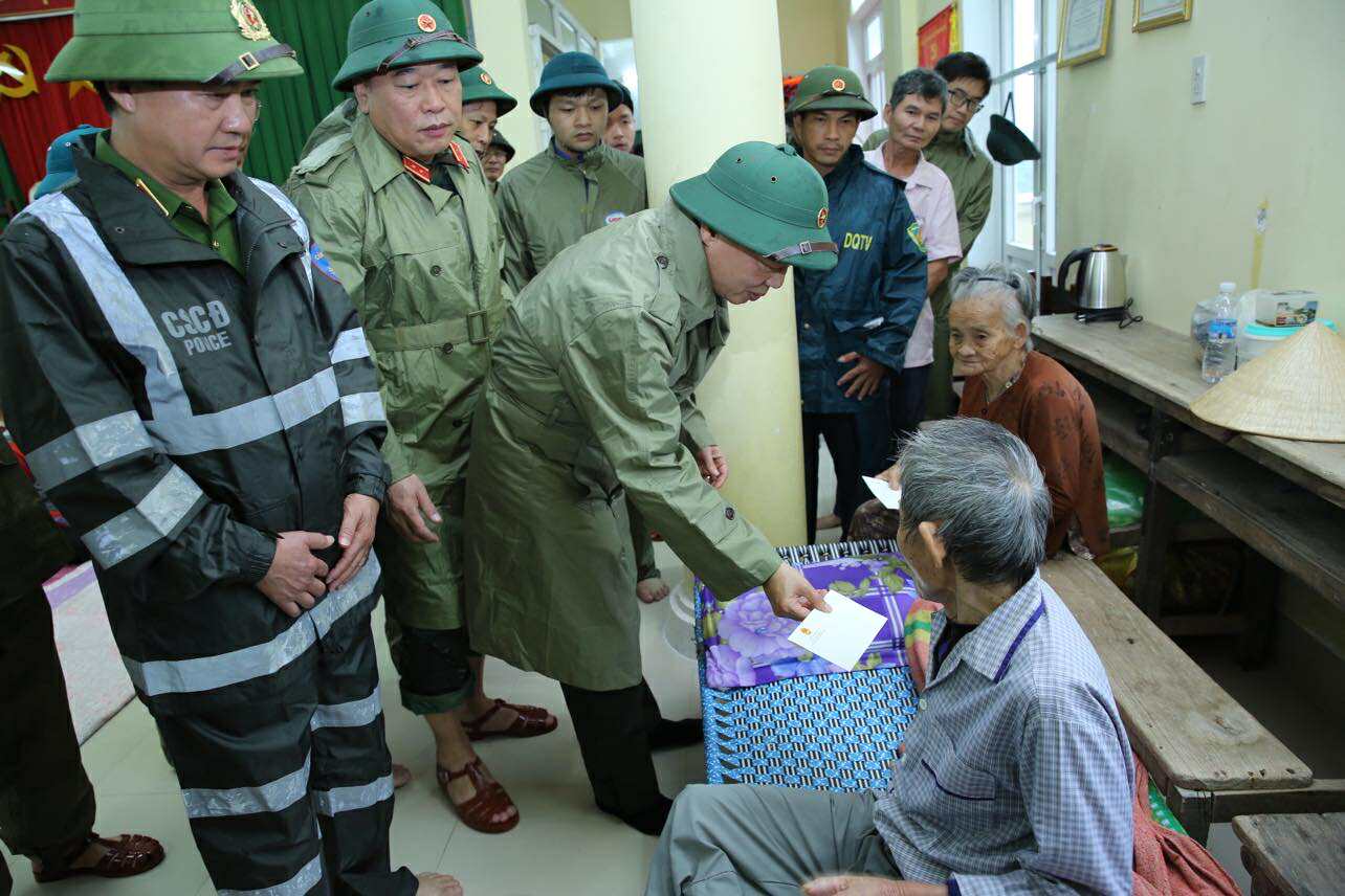 Phó Thủ tướng Trần Hồng Hà kiểm tra, rà soát công tác ứng phó ngay trước khi bão số 13 đổ bộ