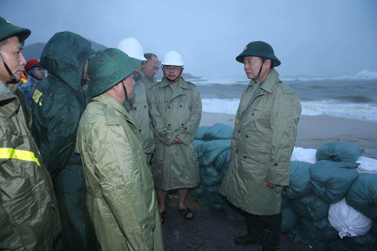 Phó Thủ tướng Trần Hồng Hà kiểm tra, rà soát công tác ứng phó ngay trước khi bão số 13 đổ bộ